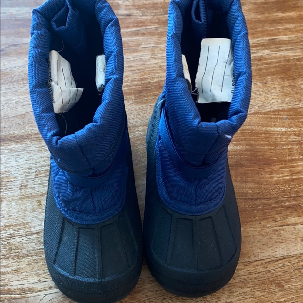 Snow boots size 8 toddler